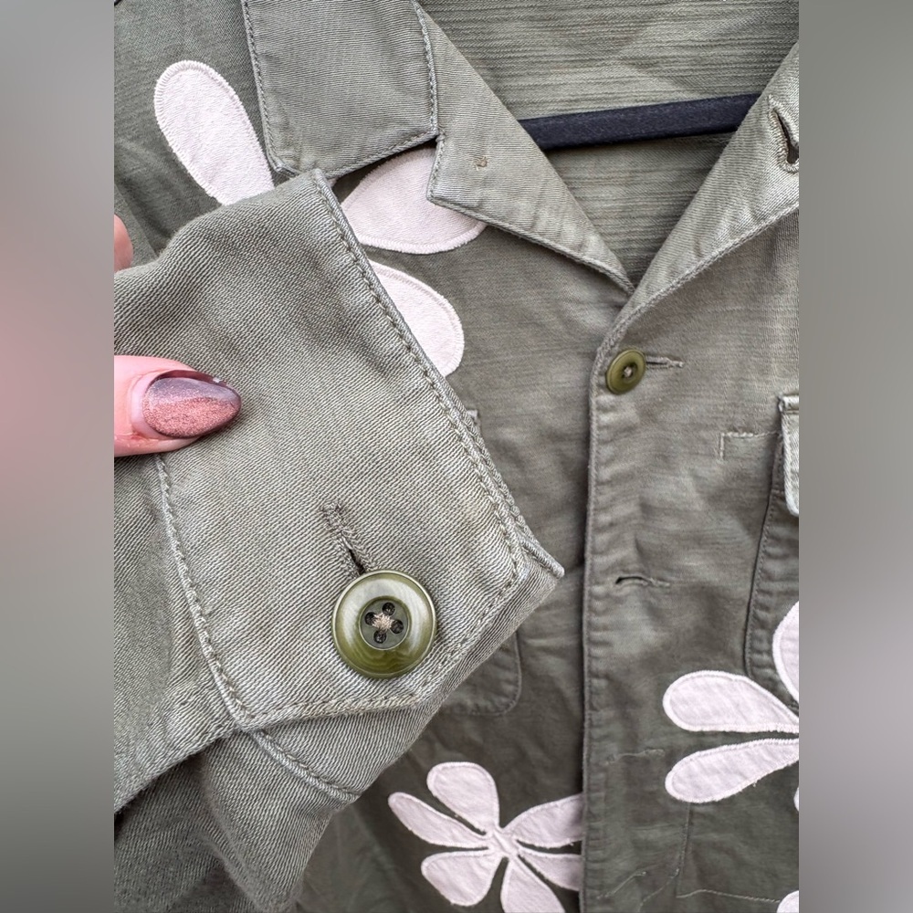 THE GREAT. THE VINTAGE ARMY JACKET W/ DAISY APPLIQUE in CLASSIC ARMY - Picture 8 of 10